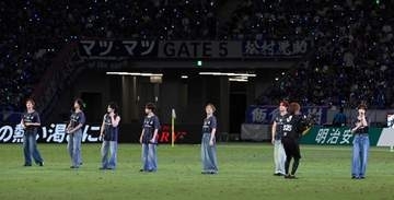 トラジャ国立でハーフタイムにライブ　Jリーグを応援「On　My　Road」熱唱し開幕戦彩る