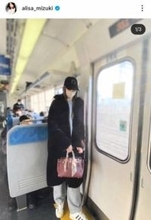 「えっ！」「やばい！」「まさか」人気女優が東海道本線で移動、9頭身美女「オーラだだ漏れ」姿に騒然　超高級ブランドバッグがさりげない