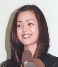 30代にしか見えん！「いつまでも若い」米国人弁護士と再婚→LA在住女優55歳　愛犬連れハワイ旅「みんなで」2児ママ