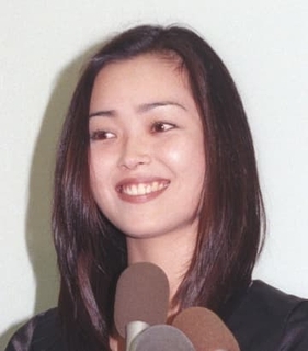 30代にしか見えん！「いつまでも若い」米国人弁護士と再婚→LA在住女優55歳　愛犬連れハワイ旅「みんなで」2児ママ