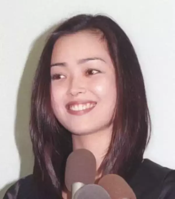 30代にしか見えん！「いつまでも若い」米国人弁護士と再婚→LA在住女優55歳　愛犬連れハワイ旅「みんなで」2児ママ