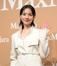 のん　白ジャケットを衝撃の着こなし「砂漠に行って、ラクダに」さすがにカッコ良すぎ！