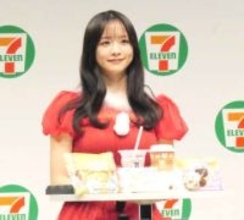 森香澄　サンタ風ドレスで華やか登場　コンビニスイーツとのコラボをおねだり「大好きなので」
