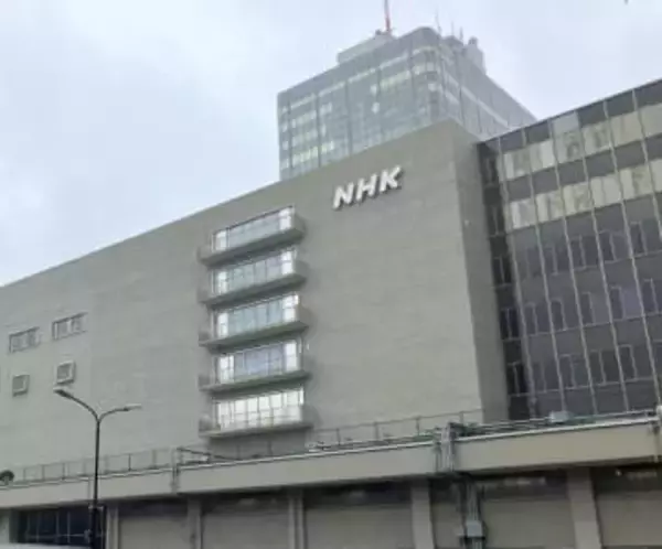 「めちゃくちゃ綺麗だな」「福山雅治の奥様」レコ大の裏で→NHK8時間出演の長身女優に騒然「TV出てる」「大掃除が進まない」「久しぶり拝見」「目疑った」「若い頃より雰囲気が」　電撃婚から10年、優しい声で