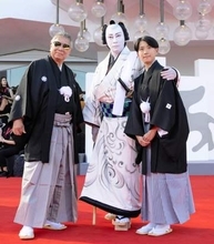 市川團十郎、ヴェネチアで麻央さんへ思い馳せる「新婚旅行で来た時のことをいろいろ思い出しながら」　忘れ形見の長男・新之助と歌舞伎衣装でレッドカーペット