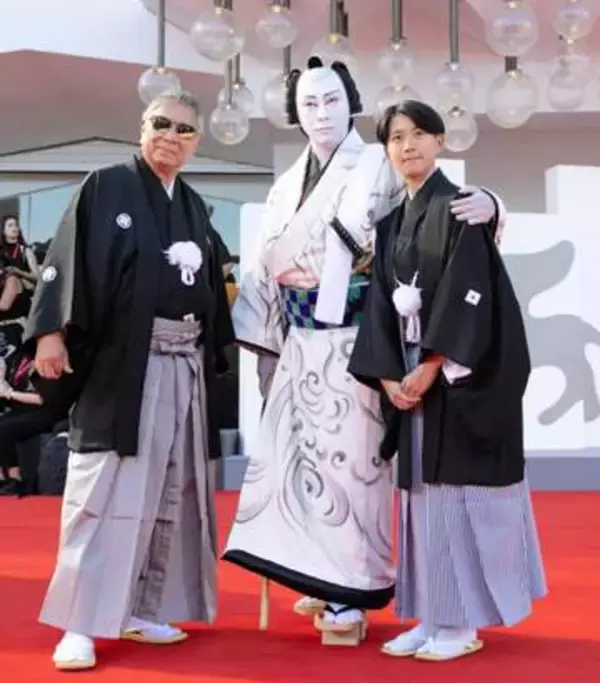 市川團十郎、ヴェネチアで麻央さんへ思い馳せる「新婚旅行で来た時のことをいろいろ思い出しながら」　忘れ形見の長男・新之助と歌舞伎衣装でレッドカーペット