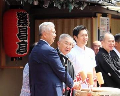 桂文枝、繁昌亭20周年記念鏡開きで吉村知事にぼやき「どないなりまんねん」新たな寄席設置を要望