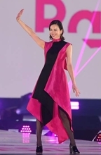 米倉涼子「緊張しました」2年ぶりにガルアワ登場！カメラに向かってピースサイン