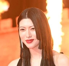 服が落ちそう！三吉彩花　凄い黒ドレスで現れ衝撃　肩ひも切れてる？「美の暴力すぎてw」　後ろ向いてもスゲェェ！「絶世の美女感ヤバすぎ」「直視できないレベル」