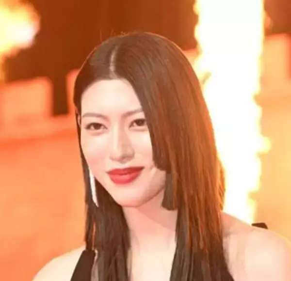 えっ、服が落ちる！三吉彩花　凄い黒ドレスで現れ衝撃　肩ひも切れてる？「美の暴力すぎてw」　後ろ向いてもスゲェェ！「絶世の美女感ヤバすぎ」「直視できないレベル」