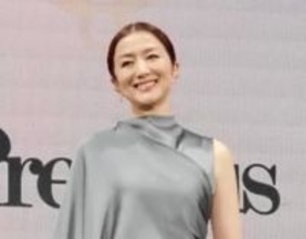 鈴木京香　洗練美のノースリーブドレスで授賞式に登場　体調不良での休養から復帰し「辛い時期を経て『時の人』という賞をいただいて本当に本当にうれしく」