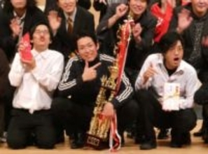 青色1号が「月笑」年間王者を2連覇！　賞金50万円の3等分方法は？「去年はマネジャーさんが1万くれた」