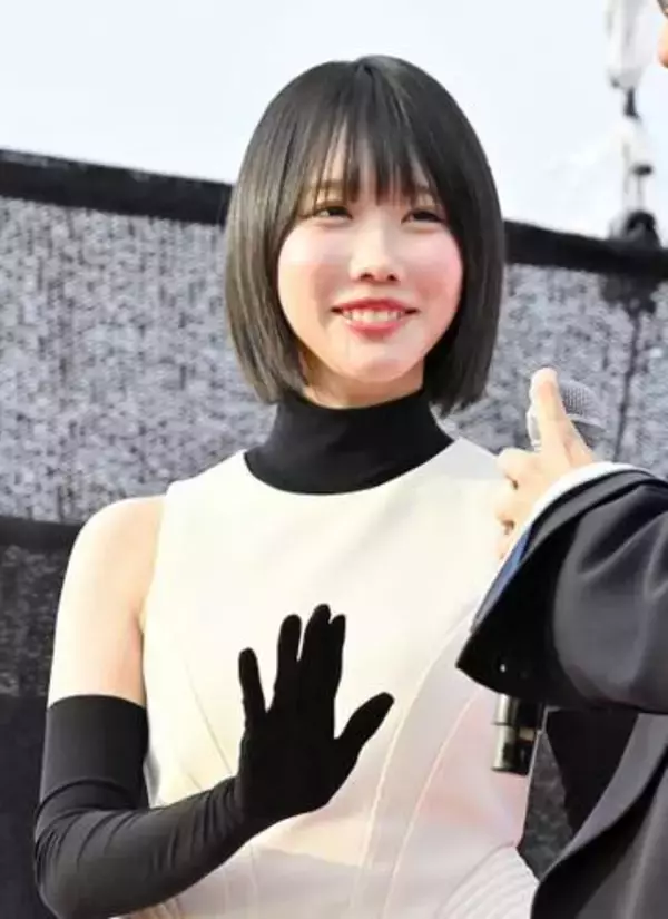 「どこまでが靴なん？」あの　横浜港降臨で際立つスタイル　存在感抜群ブーツにはツッコミ殺到「靴にしか目がいかない！」「欲しいな」