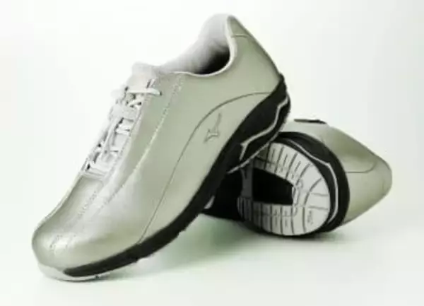 「どこの靴？」高市首相の金色シューズ爆売れ　遊説時着用→反響に担当者ビックリ「知らなかった」