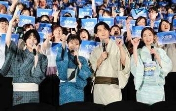 ドラマと別人、実物美しすぎるだろ　木9「大空港」会見現れた松雪泰子53歳が綺麗！　さすがの気品　透き通る美形すごっ