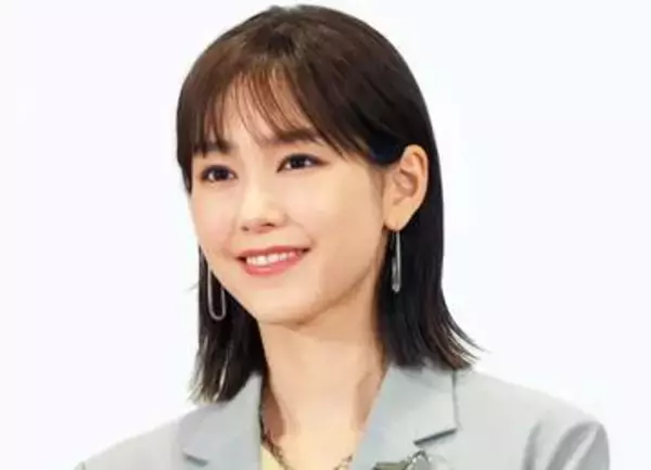 「本当に36歳に見えない」6歳児ママ桐谷美玲　サンローランの秋先取りコーデに「スタイリッシュ」「素敵な装い」