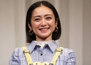 安達祐実「お酒強そうってよく言われる」居酒屋風の店内で自然体ショット「気も強そうで好き」「一緒に飲みたいです」