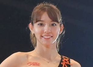 「腹筋まわりが凄い」ライダー悪役女優が「蹴り納め」美しすぎる衝撃腹筋披露に反響「マジでエグい身体」「最高に仕上がってる」