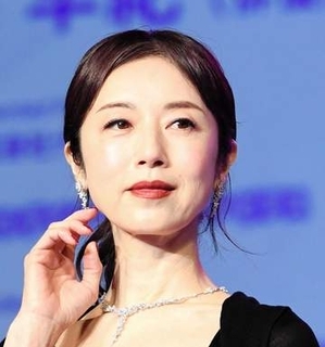 アラフィフ魔性美女がイメージ一新？！　透き通るような美白肌に漆黒ドレス　完璧すぎる美のコントラストに漂うエレガントな女優オーラ「キラキラの冠を載せてもらった」