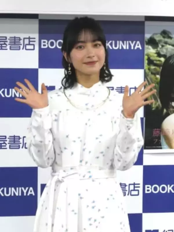 17歳・藤﨑ゆみあ　灼熱のギリシャで初写真集　長時間フライト＆時差への「必需品」を公開