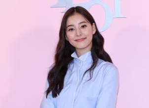 新木優子、凄いスカートで現る　ディオールジャパンアンバサダーの美しさ