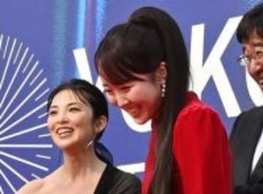 誰！？　21歳になった本田望結、美しい体ぴったりドレスで映画祭に現れた　スカートからのぞくヒールが大人女子