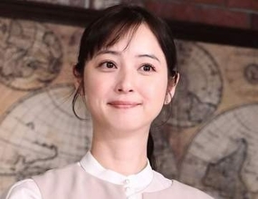 2児ママ佐々木希　ヴィトンのバッグは「母ちゃん」の味方「これで両手を振って走り回ります。笑」シンプル装いに「似合う」「可愛すぎる」