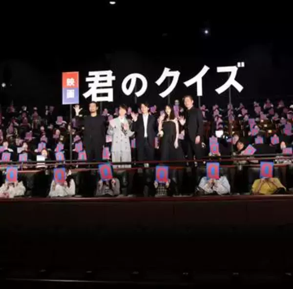 ええっ、舞台挨拶が誰！？　黒の凄いチューブドレスで現れた演技派美人女優　清純イメージが一変「シャープになった？」「めっちゃ美人さん」「キレイ」