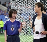 W杯竹内涼真の隣で注目の女優　驚異の9頭身で銀座に現る！スカートが上着より短い？！「可愛すぎるしスタイル良すぎるし見とれる♥」