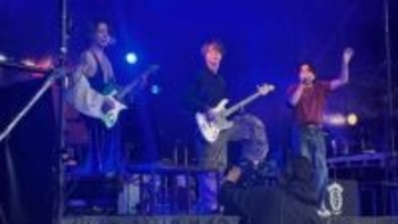 Novelbright「大阪盛り上がってるか！」地元フリーライブで1万5000人動員、計7曲を30分熱唱