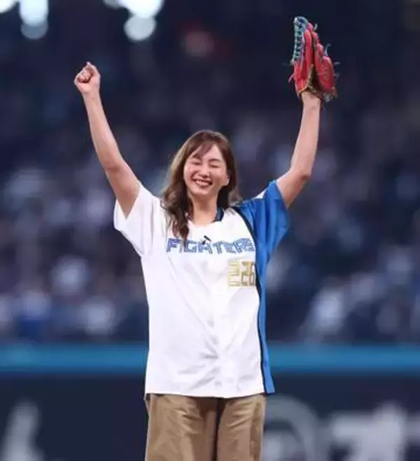 「なんか歳を重ねるごとに綺麗に」　地元凱旋の41歳始球式にSNS「顔が小さ過ぎてビックリ」「めちゃくちゃ可愛かった」