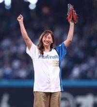 「なんか歳を重ねるごとに綺麗に」　地元凱旋の41歳始球式にSNS「顔が小さ過ぎてビックリ」「めちゃくちゃ可愛かった」