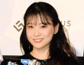 重盛さと美　オフショル×オーバーオールで沖縄ヴィラ満喫「眼福」「最高の景色」