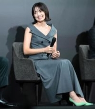 圧倒的美貌！東原亜希が大胆ノースリーブ　4児ママ結婚20周年前に指輪を購入