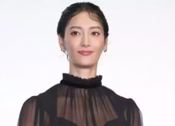 「リアルディズニープリンセス」「美しい香りが漂ってきそう」菜々緒　健康美抜群の小麦肌にファンから絶賛の声