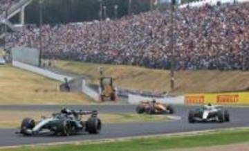 F1日本GPに人気モデル　VIPパスでピットにも、シャネルのバッグも光る　メルセデスに「ご招待いただきました！」
