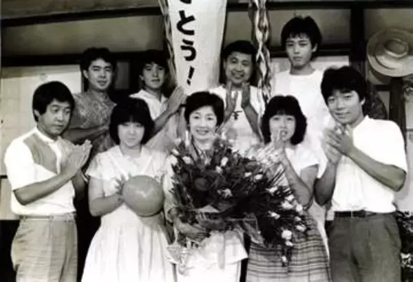 59歳マジか！ドバイ在住元国民的アイドル　天空のインフィニティープールでシャンパン手に誕生日祝う　オーストラリア人と結婚、3人の母に