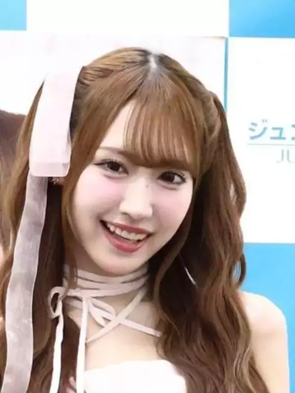 腰の位置が高すぎだろ　衝撃168cm人気アイドル、凄い姿で取材会に現る　何頭身！？美しすぎるモデル級の小顔、すごっ！