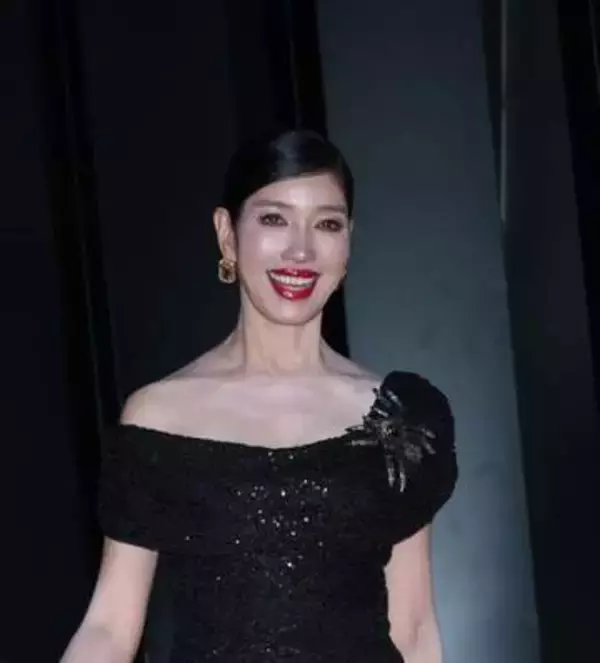 すごっ　噂のアンミカの夫が現れた　めちゃくちゃ格好いい夫妻！　夫がドレスアップの妻の手を引きレカペ　美しい長身夫妻