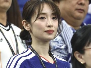 「破壊力えぐ！」夫はサッカー日本代表　女優・泉里香の近影が反響　透明感抜群「白Tなのにオシャレ！」「美しいです…」