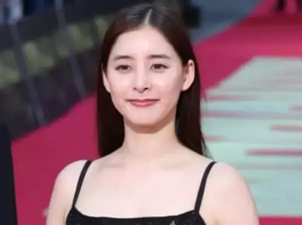 「幸せがそこにはありました♡」新木優子　犬たちにもみくちゃにされて笑顔満開！微笑ましい光景にファンも癒やし「可愛いが溢れてる」「こっちまで幸せ」