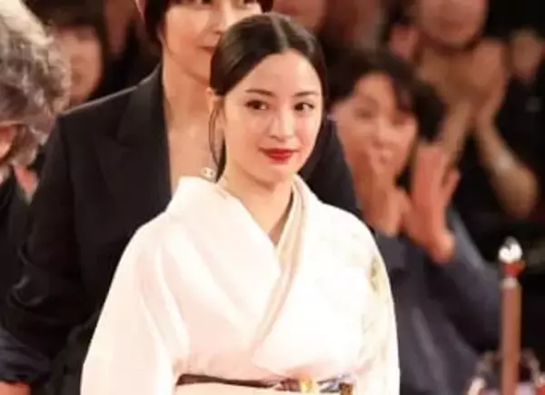 広瀬すず　授賞式着物の飾りはヴィトンだった　着物の裏には「うきゃー」とめくりヒミツ公開