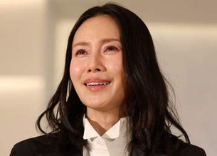 「憧れる」「美魔女」中谷美紀　最新コーデに反響「デニムなのに上品に着こなせるのはさすが」「神々しい美しさ」
