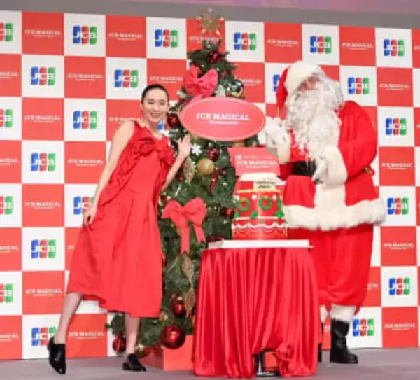 飯豊まりえ　鮮やか赤いドレスで会場どよめき「クリスマス全開です」　サンタと対面も喜ぶ