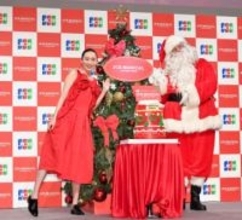 飯豊まりえ　鮮やか赤いドレスで会場どよめき「クリスマス全開です」　サンタと対面も喜ぶ