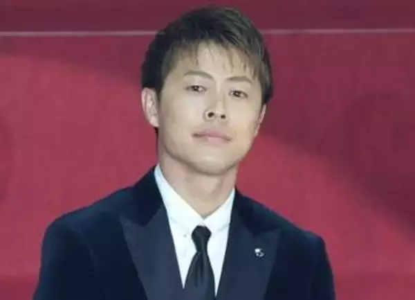 「ママタレの中で1番美人」W杯解説話題の元日本代表　美しきタレント妻と南の島満喫　夏休みで家族サービス「いい夫婦」