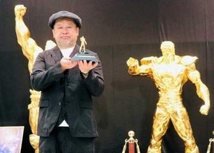 ケンドーコバヤシ　黄金ケンシロウ像に圧倒された　お値段はなんと4400万円！