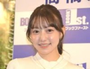 童顔とのキャップがすごい…高橋かの、新カレンダーは「大人っぽさ」が魅力、クリスマス意識のデートコーデでPR