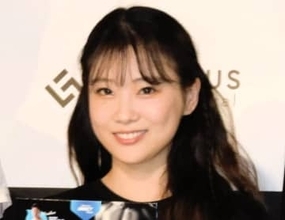 重盛さと美「かわいすんぎ…」三つ編みキャップ×デニム「今日も天使かあ」「センスすげえ」反響続々