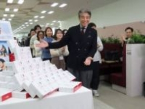 舘ひろし　東映新オフィスで伝統行事のおはぎセレモニー敢行「とお（10）とエイトで108個持参しました」